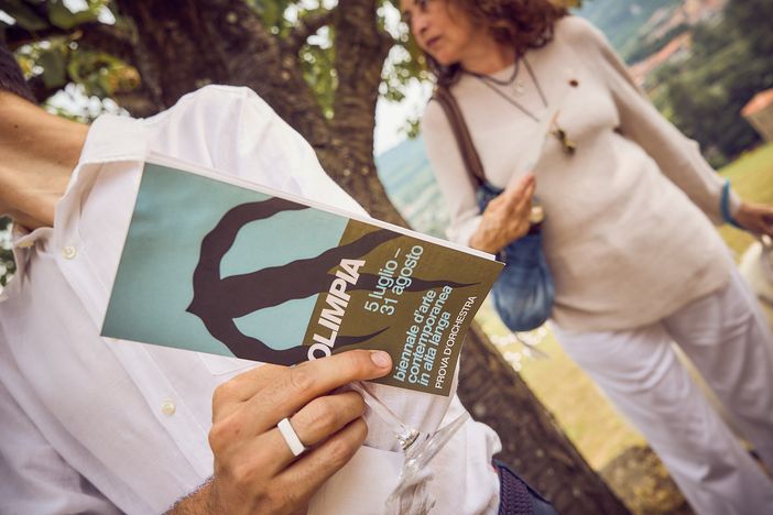 "Olimpia” entusiasma l’Alta Langa: applausi  e sguardi rapiti per l’inaugurazione