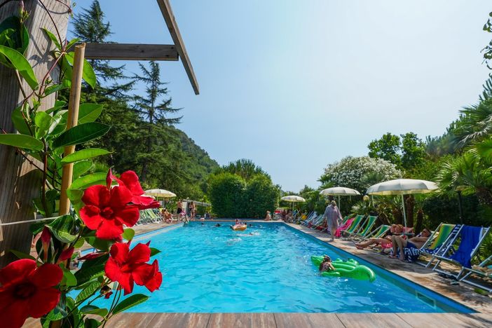 Un weekend in Liguria: il verde del Camping delle Rose tra piscine, solarium e comfort