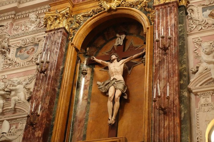 In foto Cristo crocifisso, chiesa dei Battuti Bianchi, a Bra