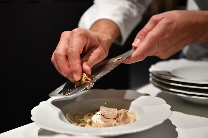 Il profumo della Fiera ad Alba, viaggio tra le botteghe del tartufo: “Ottima qualità, ma raccolta discontinua” Il profumo della Fiera ad Alba, viaggio tra le botteghe del tartufo: “Ottima qualità, ma raccolta discontinua”