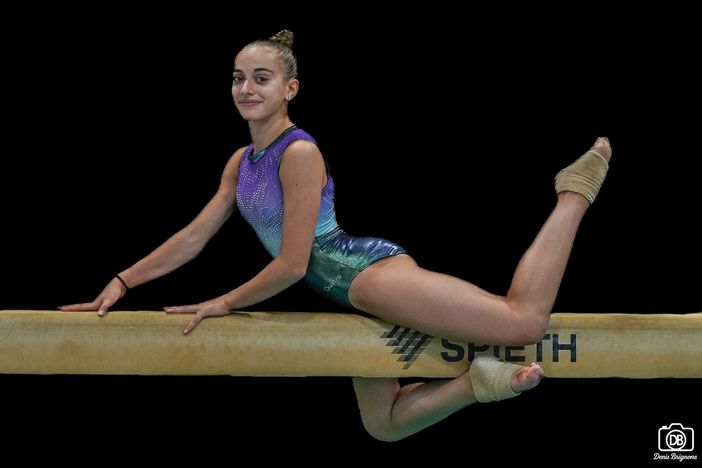 Nella foto di Denis Brignone, Sara Hadouz alla trave