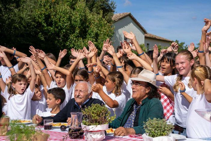 In foto Albano e Mogol con il coro dei bambini per la canzone Vai Italia