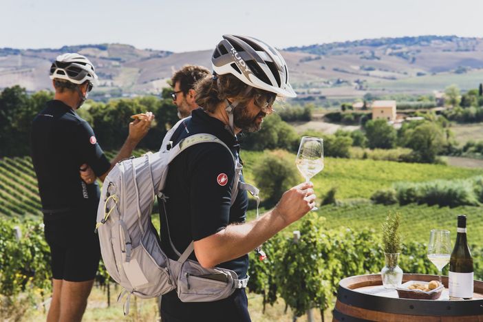 "Bike&amp;Wine Press" tira la volata a "Grandi Langhe": ciclo-giornalisti del vino sulle colline Unesco
