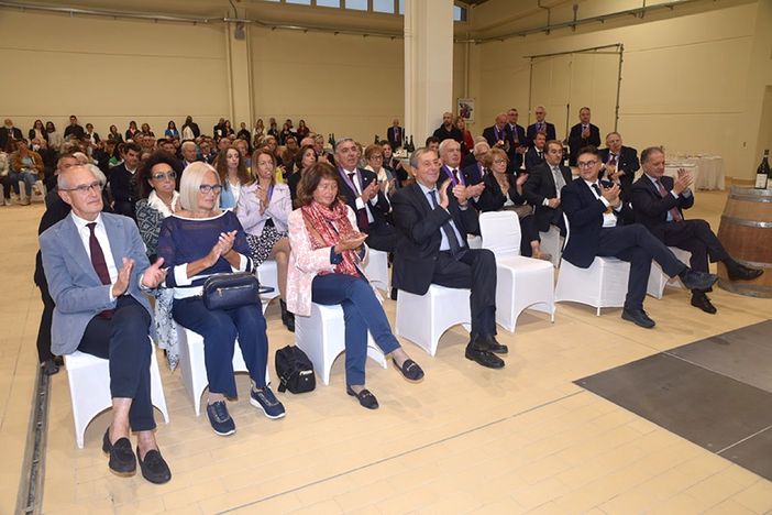 Il professor Profumo consegna una delle borse dell'Ordine dei Cavalieri del Roero (foto Beppe Malò)