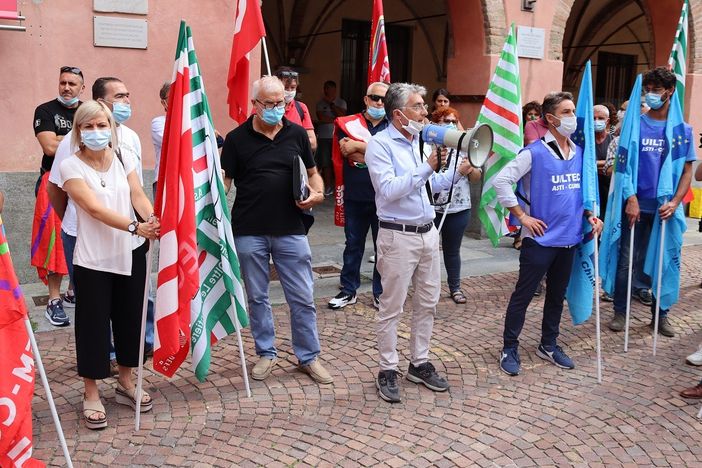 Un momento della manifestazione odierna dei lavoratori della Stamperia Miroglio