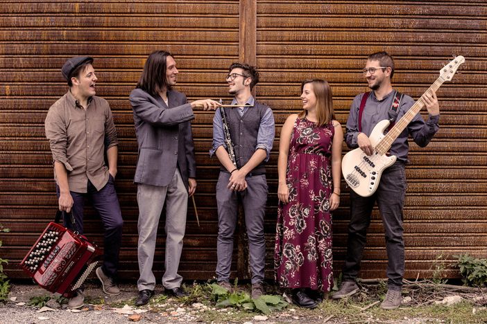 La Baklava Klezmer Soul accompagna la Compagnia Il Melarancio nello spettacolo VIAGGIOADAUSCHWITZ a/r di martedì 25 gennaio La Baklava Klezmer Soul accompagna la Compagnia Il Melarancio nello spettacolo VIAGGIOADAUSCHWITZ a/r di martedì 25 gennaio