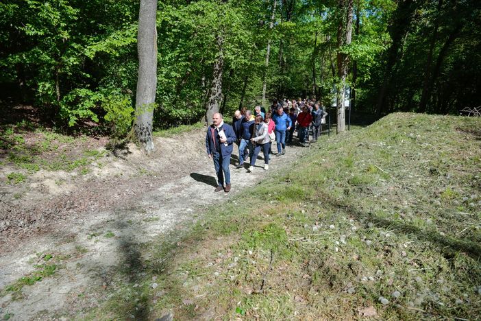 Nel Bosco dei Pensieri a Serralunga d'Alba tutto pronto per il 25 aprile (Immagine d'archivio foto di Cocchi Ballaira) Nel Bosco dei Pensieri a Serralunga d'Alba tutto pronto per il 25 aprile (Immagine d'archivio foto di Cocchi Ballaira)
