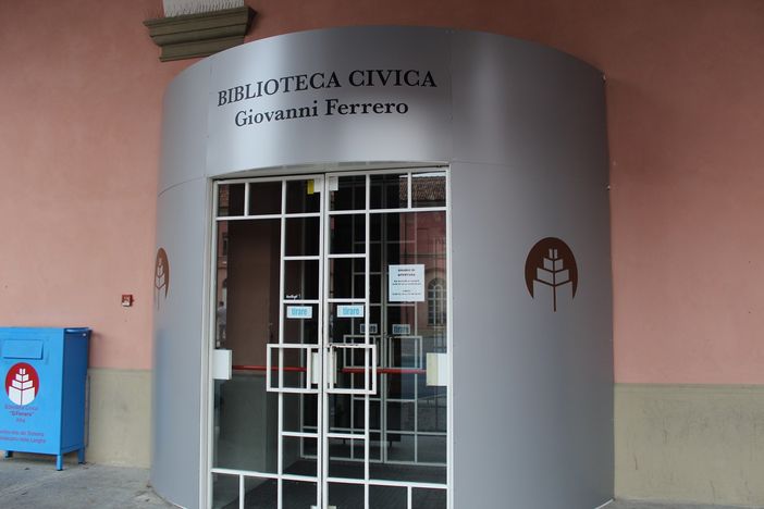 L'ingresso dell biblioteca civica ad Alba: presto la rete wi-fi gratuita L'ingresso dell biblioteca civica ad Alba: presto la rete wi-fi gratuita