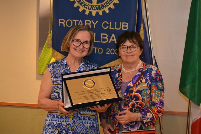 Maria Teresa Oddero (a dx) con Paolo Ferrero durante la consegna del premio