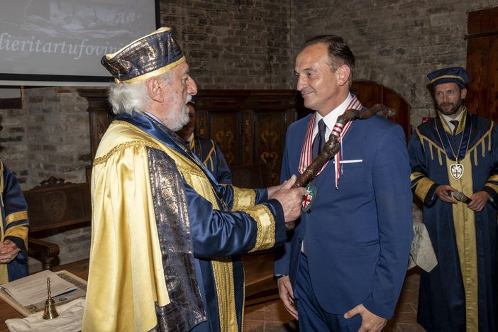 Il Gran Maestro Tomaso Zanoletti investe Alberto Cirio della carica di Cavaliere Onorario Il Gran Maestro Tomaso Zanoletti investe Alberto Cirio della carica di Cavaliere Onorario