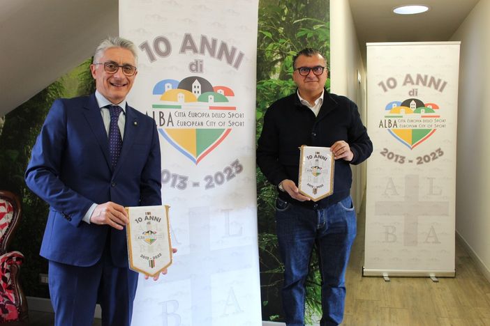 Il sindaco Carlo Bo con Daniele Sobrero, il consigliere comunale con delega allo sport, con i gagliardetti del decennale Il sindaco Carlo Bo con Daniele Sobrero, il consigliere comunale con delega allo sport, con i gagliardetti del decennale