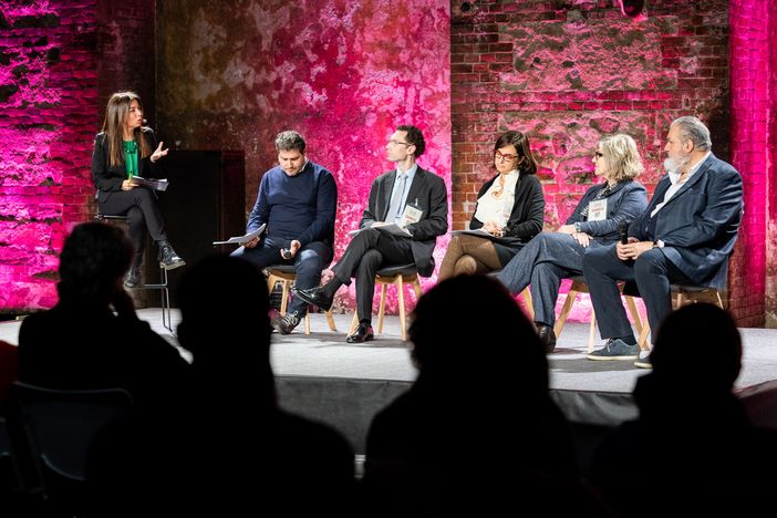 "Changes" ha dato il via alla due giorni di Grandi Langhe: il lavoro in vigna al centro del dibattito "Changes" ha dato il via alla due giorni di Grandi Langhe: il lavoro in vigna al centro del dibattito