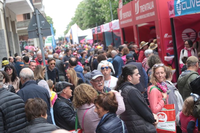 Fossano tinta di rosa: cresce l'attesa per l'arrivo della terza tappa [FOTOGALLERY]