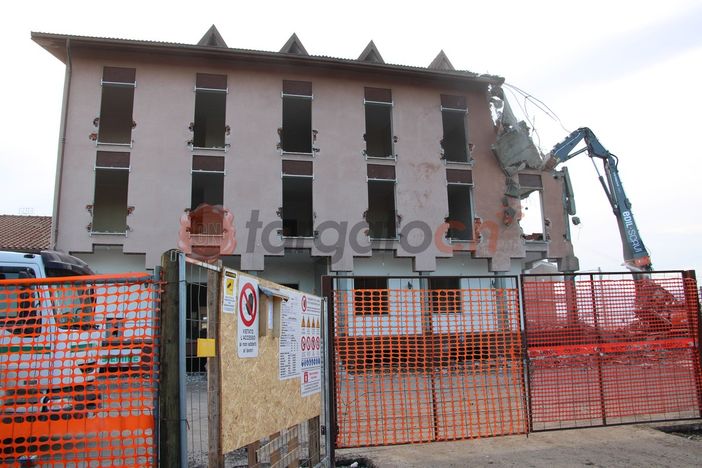 Beinette, si abbatte l'ex albergo ristorante "da Stefano": l'area sarà riqualificata con nuove unità abitative [FOTO E VIDEO]