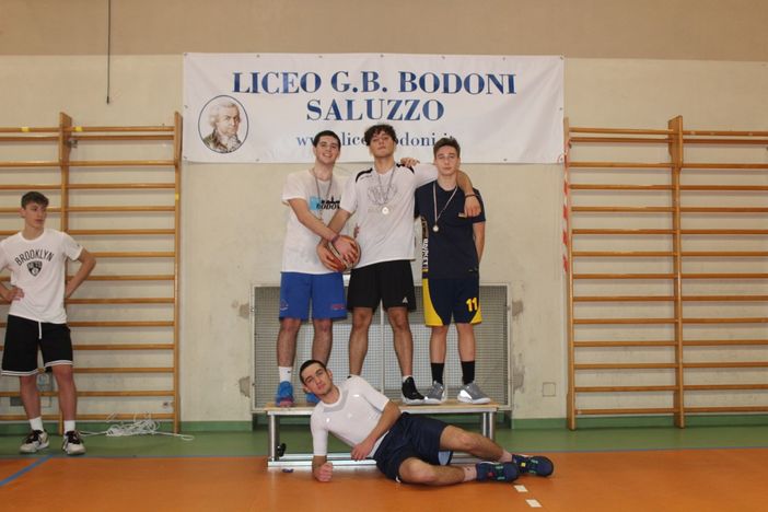 La squadra dei "Bellini Roci": in alto da sinistra Paolo Negri 3^B, Gianluca Caporgno 3^C e Adriano Giordano 3^S; a terra Leonardo Aresio 3^C