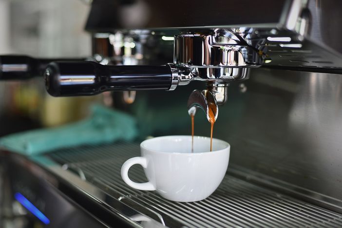 Il caffè a 2 euro: rischio o realtà? La Granda (per ora) resiste agli aumenti Il caffè a 2 euro: rischio o realtà? La Granda (per ora) resiste agli aumenti
