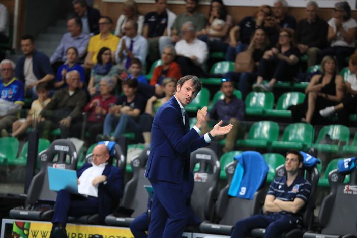 Matteo Battocchio incita i suoi ragazzi durante la partita contro Fano (Foto Margherita Leone) Matteo Battocchio incita i suoi ragazzi durante la partita contro Fano (Foto Margherita Leone)