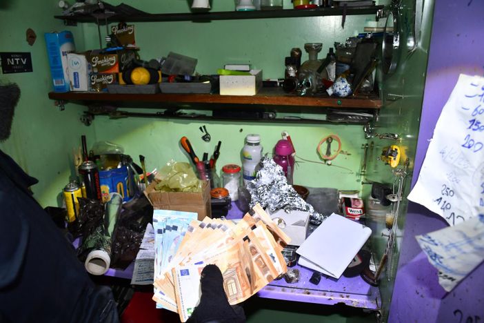 Cuneo, blitz antidroga della Polizia: tre arresti e un laboratorio clandestino scoperto in un garage a Boves  [VIDEO]