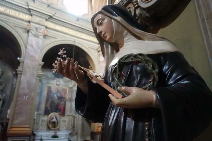 La statua di santa Rita da Cascia nella chiesa di S. Antonino, a Bra