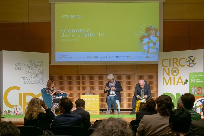 Roberto Cavallo durante la presentazione del suo libro ad Alba Roberto Cavallo durante la presentazione del suo libro ad Alba