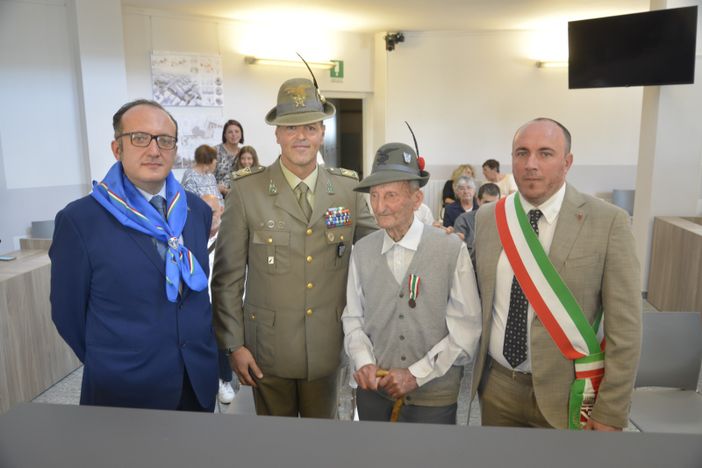 Il regalo per i 100 anni di Chiaffredo Maurino: un cappello alpino