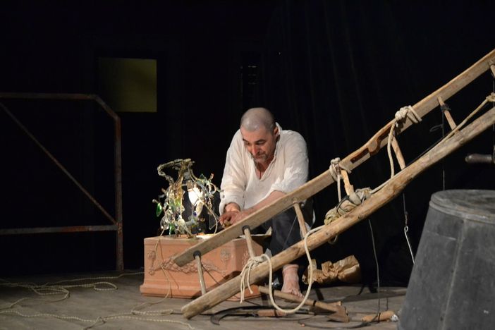 Dallo spettacolo "E venne la notte" di Gimmi Basilotta