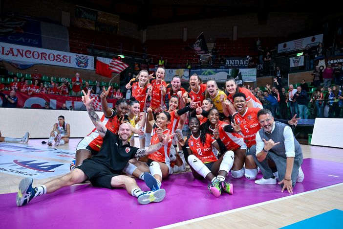 La Honda Cuneo Granda Volley in festa dopo aver battuto Scandicci (foto di Danilo Ninotto)