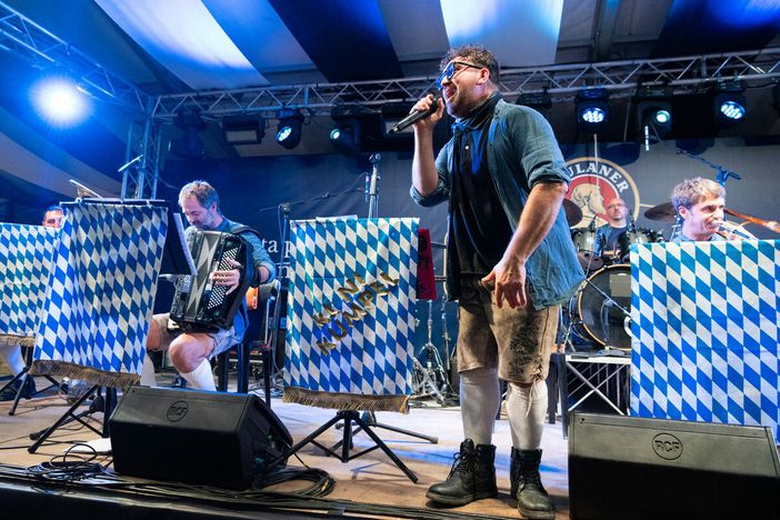 Domani ultimo giorno di brindisi per l’Oktoberfest Cuneo 2025