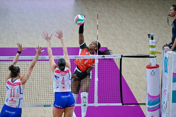 La schiacciatrice Jessica Rivero in azione nel match contro Milano (foto di Danilo Ninotto) La schiacciatrice Jessica Rivero in azione nel match contro Milano (foto di Danilo Ninotto)