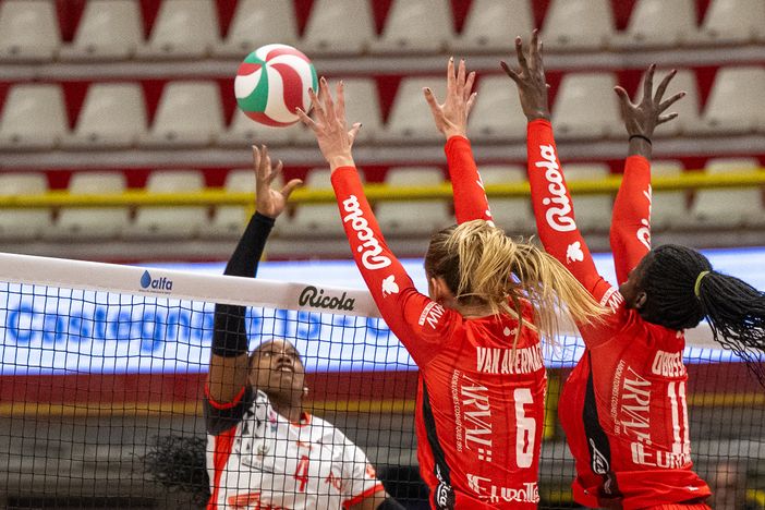 La Honda Cuneo Granda Volley in azione contro le Farfalle di Busto (Foto di Alessandro Umberto - Fotografia Galbiati) La Honda Cuneo Granda Volley in azione contro le Farfalle di Busto (Foto di Alessandro Umberto - Fotografia Galbiati)