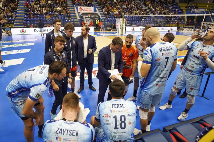 La panchina di Cuneo sul campo di Porto San Giorgio (Foto Massimo Matteucci)
