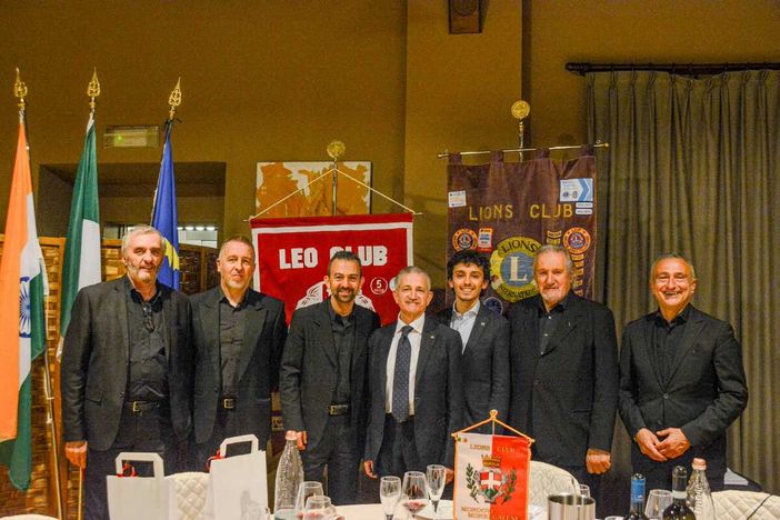 I Cantus Firmus con il presidente Lions Paolo Gastaldi e del Leo club, Alessandro Conti. I Cantus Firmus con il presidente Lions Paolo Gastaldi e del Leo club, Alessandro Conti.