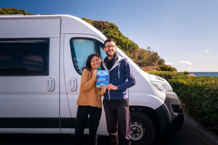 Sara Moressa di Saluzzo e Paolo Provera di Chivasso in gitro per il mondo dal 2022 in van. Un viaggio ora racconttato nel libro Verso l'isola che c'è