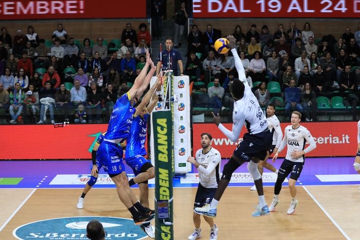 Il Maliano Keita in attacco sul muro di Cuneo nella partita di andata al palasport di San Rocco Castagnaretta