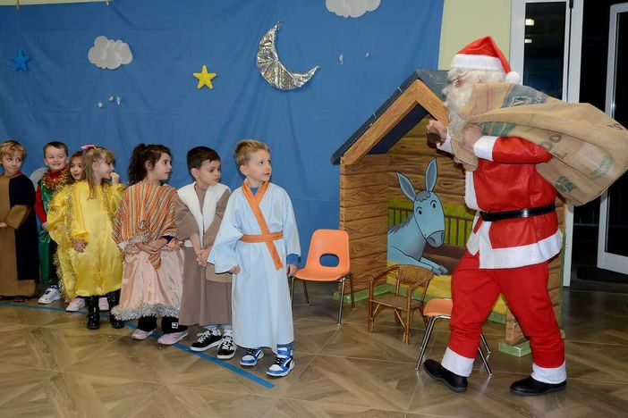 Saluzzo, recite per gli auguri di Natale all'asilo Regina Margherita Saluzzo, recite per gli auguri di Natale all'asilo Regina Margherita