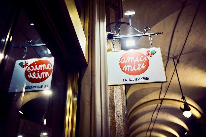 Amici Miei cambia pelle: tutto cambia, salvo la pizza Amici Miei cambia pelle: tutto cambia, salvo la pizza