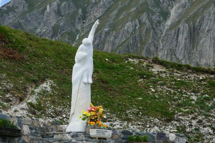 Il 6 luglio la messa alla Madonna della Bandia, nella cappella a 2400 metri custodita dal signor Filippo Il 6 luglio la messa alla Madonna della Bandia, nella cappella a 2400 metri custodita dal signor Filippo