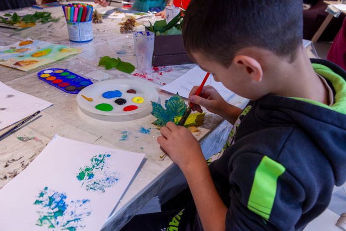 I ragazzi delle primarie di Cuneo durante i laboratori con “La scatola gialla”