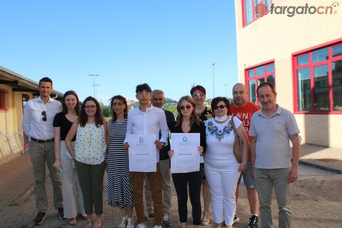 Mondovì, borse di studio per Sabrina, Francesco e Simone: i migliori studenti dell'ultimo anno del Cfpcemon (FOTO) Mondovì, borse di studio per Sabrina, Francesco e Simone: i migliori studenti dell'ultimo anno del Cfpcemon (FOTO)