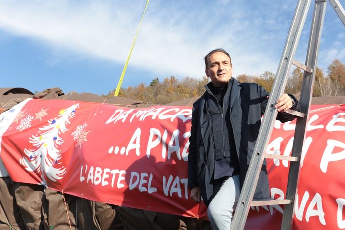 Cirio in Val Maira per la partenza dell'abete: "Era da abbattere. Dal suo legno nasceranno giocattoli" [FOTO E VIDEO]