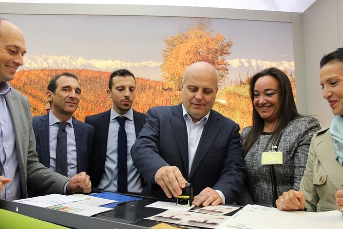 Alba: il Sindaco Maurizio Marello ha apposto il primo timbro dell’annullo filatelico creato per l’86ª Fiera del Tartufo