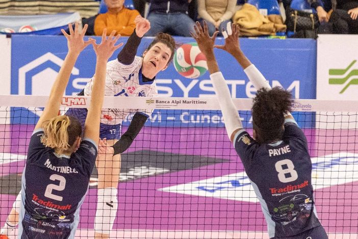 Un attacco di Decortes nel match contro il Messina (foto Guido Peirone) Un attacco di Decortes nel match contro il Messina (foto Guido Peirone)