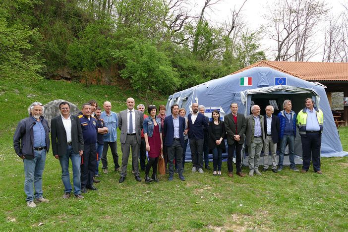 Per l'AIB di Chiusa di Pesio, una tenda per emergenza da Banca e Fondazione BCC Pianfei-Rocca de'Baldi