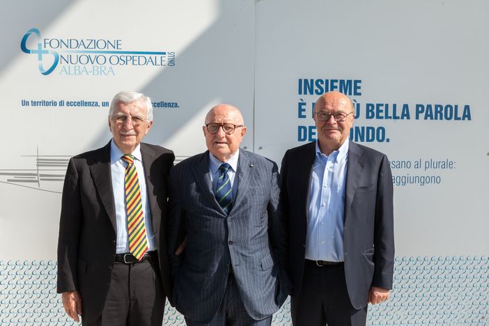 Il presidente della onlus Bruno Ceretto, al centro, insieme al suo predecessore Emilio Barbero e al vice Dario Rolfo
