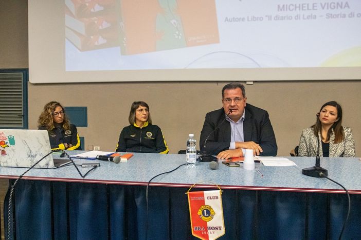 Bra: inaugurata la panchina rossa “parlante” dei Lions contro la violenza sulle donne [FOTO]