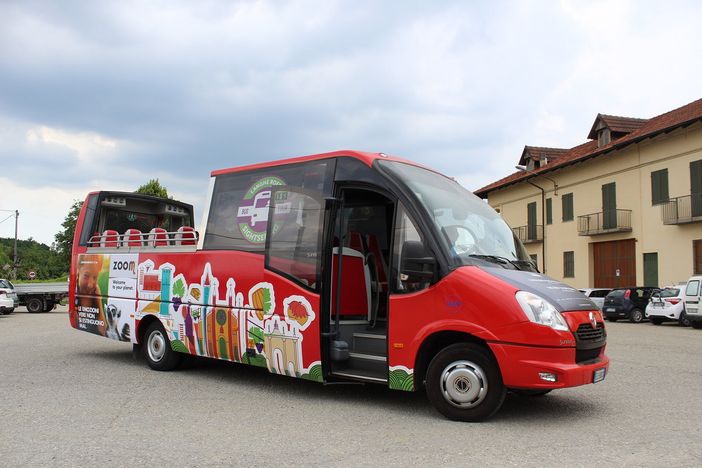 Alla scoperta delle Langhe a bordo del bus cabrio di Bus Company