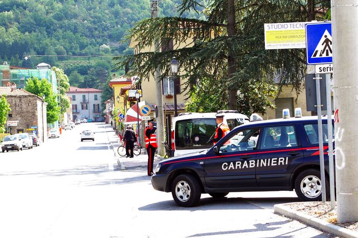 Trova un borsello con assegni e 2500 euro in contanti e lo porta ai carabinieri di Saliceto