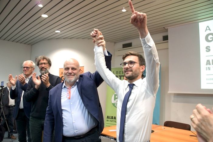 L'ex primo cittadino Maurizio Marello con Alberto Gatto, nuovo sindaco di Alba L'ex primo cittadino Maurizio Marello con Alberto Gatto, nuovo sindaco di Alba