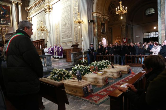 "Guardate quante persone vi amano", l'ultimo saluto di Cuneo ai quattro musicisti (Guarda video e gallery) "Guardate quante persone vi amano", l'ultimo saluto di Cuneo ai quattro musicisti (Guarda video e gallery)