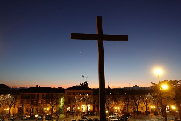 La croce della chiesa di Santa Maria degli Angeli sulla Rocca, a Bra